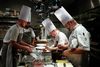 Kokkene står normalt side om side i køkkenet på restaurant Frederikshøj, men i denne tid står de med større afstand til hinanden, siger direktør Jeppe Lund. Arkivfoto: Anders Brohus