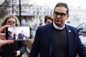 George Santos beskyldes for at have løjet om store dele af sit liv. Han trækker sig nu fra kongresudvalg.