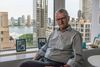Mogens Lykketoft på den danske FN-ambassade i New York med ryggen til East River og gavlen af FN-bygningen yderst til højre i billedet. Foto Anne Hollande.