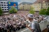 Patrick Mortensen løfter pokalen under fejringen af de nykårede danske mestre i fodbold på Aarhus Rådhus' balkon. Foto: Bo Amstrup/Ritzau Scanpix)