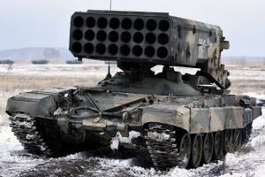 Det russiske TOS-1A er et termobarisk missilsystem, der suger al luft ud af omgivelserne og smadrer menneskers indre organer. Missilsystemet er monteret på en T-72-kampvogn. Foto: Vitaly V. Kuzmin, Wikimie, Creative Commons