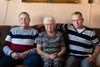 Familien Jensen fra Sdr. Felding – her Ida Katrine Marie Jensen med sine to sønner, Flemming Jensen (tv.) og John Jensen – har været hårdt ramt af covid-19 og siden senfølger efter forårets sygdom. Arkivfoto: Marie Ravn