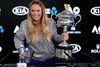 Caroline Wozniacki med vindertrofæet fra Australian Open. Foto: Vincent Thian/AP