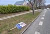 Henrik Rejnholt Andersens valgplakater kysser asfalten i Ebeltoft. Partifællen Lars Gerner, der selv oplevede hærværk mod sine valgplakater under KV25, udtrykker frustration i et opslag på Facebook. Foto: Lars Gerner