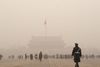 Den voldsomme luftforurening i Beijing skyldes dels byens beliggenhed, dels de mange biler i byen. Arkivfoto: AP
