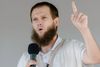 Den tyske salafistiske prædikant Sven Lau er tidligere brandmand. Fra i dag skal det ved retten afgøres, om han også er skyldig i medvirken til terror. Foto: Markus Scholz/AP