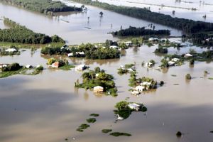 Huse i det sydlige Mekong-delta blev også i 2011 udsat for store oversvømmelser, hvilket kostede over 40 mennesker livet. Foto: AP/Vietnam News Agency, Duc Tam