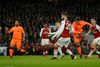 Liverpools Roberto Firmino (t.h. i orange trøje) scorer til 3-3 midt i anden halvleg. Inden da havde Arsenal vendt 0-2 til 3-2. Foto: Alastair Grant