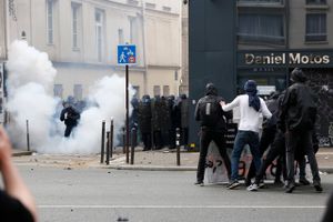 Der har mandag været sammenstød mellem betjente og hætteklædte uromagere i Paris i forbindelse med 1. maj-demonstrationer. 