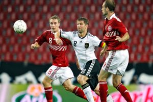 Thomas Hitzlsperger med anførerbindet som tysk landsholdsspiller mod Christian Eriksen (tv.) og Danmark i 2010. Foto: Jens Dresling