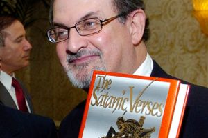 "De sataniske vers" af Salman Rushdie ligger efter angreb helt i top på liste over bøger, hvis salg er steget.