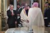 Den 81-årige konge blev modtaget med pomp og pragt af præsident Vladimir Putin i Kreml, hvor man i den overdådige Andrejevskij-sal havde taget ekstraordinære skridt for at få mødet med den saudiarabiske regent til at glide. Foto: Yuri Kadobnov/AP