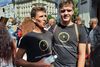 Ingolf Welp (t.v.) og hans søn, Pascal, deltog lørdag i demonstrationen i Berlin. Begge frygter, coronavirussen er en stor sammensværgelse, der går ud på at tvinge tyskerne til at lade sig vaccinere med et Bill Gates-produkt. Foto: Solveig Gram Jensen