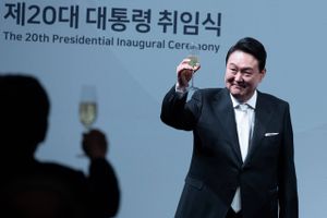 Sydkorea står klar til at sende vacciner, sundhedspersonale og medicin mod nord, hvis Kim Jong-un ønsker det.