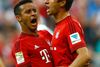 Bayern Münchens Thiago lykønsker sin holdkammerat Thomas Müller efter en scoring.