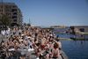 Ud af den seneste uges 3661 smittetilfælde med coronavirus, udgør unge i 20'erne for 41 procent af smitten. Det er en dobbelt så stor andel som coronapandemien generelt. Arkivfoto: Liselotte Sabroe/Ritzau Scanpix