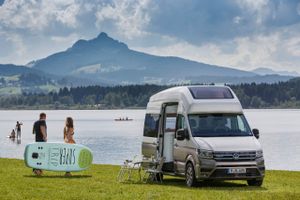 VW California er en lille, eksklusiv camper for feinschmeckere. Nu forsøger Volkswagen at kapitalisere på auraen omkring California ved at sende en større model på gaden bygget på varebilen Crafter. Vi tog tre dage på camping for at teste, om den store er lige så charmerende som den legendariske California.