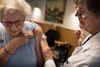 På baggrund af ekstraordinær efterspørgsel på influenzavaccinen i år måtte Sundhedsstyrelsen i oktober henstille til, at vaccinerne målrettes personer i risikogrupper. Arkivfoto: Joachim Ladefoged