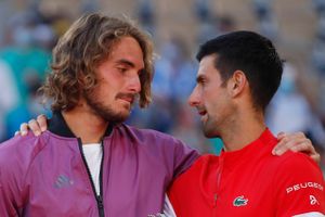 Flertallet ligner fjolser, mens Novak Djokovic spiller efter egne regler, mener Stefanos Tsitsipas.