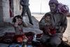 Mens diplomaterne i New York i denne uge har kæmpet for en resolution om kemisk afvæbning af Syrien, var denne syriske oprører fra Den Frie Syriske Hær på besøg hjemme hos familien i Habit i den centrale syriske provins Hama. Foto: AP