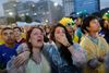 Brasilianske fodboldfans græder, mens de følger VM-semifinalen mod Tyskland på storskærm på Copacabana.