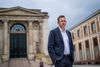 Folketingsmedlem Rasmus Stoklund foran Højesteret. Den højeste danske domstol skal ligge mindre under for Strasbourg, foreslår han. Foto: Stine Bidstrup