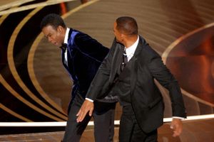 Will Smith har undskyldt til Chris Rock for at give ham en lussing under årets Oscar-uddeling.