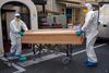 Indtil videre har myndighederne i Bergamo forbudt begravelser på byens kirkegårde, hvorfor antallet af kister time for time hober sig op. Foto: AP