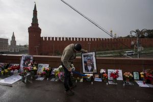 Stedet, hvor Boris Nemtsov for et år siden blev skudt på Bolsjoj Moskvoretskij Most, broen, der fører over Moskva-floden til Kreml, fyldes jævnligt med blomster og billeder, selv om lokale myndigheder flere gange har ryddet alt væk. Arkivfoto: Alexander Zemlianichenko Jr./AP
