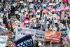 Dramaet i Giant Center er komponeret med Trump i rollen som charmetenor og tilhørerne som kor. Væk er den spontane Donald Trump, som i en anden sportshal i det nordlige New Hampshire i februar nærmest demonstrativt viftede med det talepapir, som lå i jakkelommen, mens han fyrede den ene spontane bredside af efter den anden. Foto: Anne Hollande