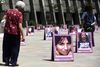 Flere steder i Colombia blev der i november sat portrætter op af kvinder, der har været ofre for drab. Her i byen Medellin. Foto: Luis Eduardo Noriega/EPA