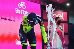 Biniam Girmay ømmer sig efter at have fået korkproppen i hovedet under fejringen af sejren på 10. etape i Giro d'Italia.
Foto: Jennifer Lorenzini