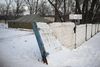 Den i forvejen hårdt prøvede civilbefolkning i det østlige Ukraine har svært ved at holde varmen denne vinter på grund af afbrudte energiforsyninger kombineret med streng frost. Flere steder, som her i byen Makejevka nær Donetsk, der kontrolleres af russiskstøttede rebeller, har man opstillet interimistiske varmestationer i form af telte, hvor den frysende befolkning har mulighed for at lune sig ved en lille brændeovn. Foto: Sergey Averin/Sputnik