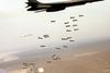 Et amerikansk B1-B bombefly smider klyngebomber over Sydirak.