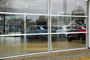 BYD er et af de største og nyeste kinesiske bilmærker i Danmark, men pludselig har de danske forhandlere fjernet alle biler fra deres showroom og samtlige spor af mærket.  