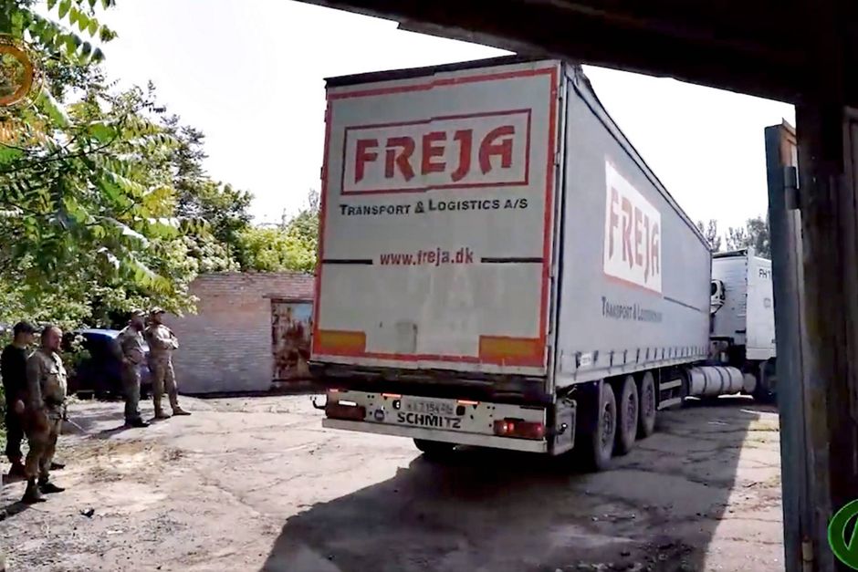 En lastbil med en trailer med det danske transportfirma Frejas logo på siden leverer varer til Vladimir Putins trofaste allierede Ramzan Kadyrovs styrker, der har tilbudt at erstatte Wagner Gruppen i Ukraine. Hvad foregår der? 