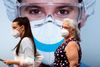 Masker er blevet mere eller mindre obligatoriske i mange lande i løbet af coronakrisen, men ikke alle masker er designede til at holde de helt små aerosoler med viruspartikler ude. Arkivfoto: Sergio Perez/Reuters