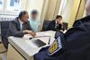 Den terrortiltalte syrer var i landsretten i Ravensburg mandag. På hans venstre side ses tolken, Musa Taraca, som oversatte fra arabisk. Til højre er det forsvareren, Werner Haimayer. Foto: Karl-Josef Hildenbrand/AP