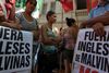 Demonstranter foran den britiske ambassade i Buenos Aires i 2013 med skilte, hvorpå der står "England ud af Falklansøerne".