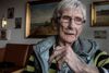 Det er langt tryggere at blive behandlet hjemme, mener den 77-årige Birte Harreby Hansen, der lider af kol. Hun er en af de patienter, der er meget tilfredse med akutteam-ordningen, som Esbjerg er blevet kendt for. Her arbejder sygehus, hjemmeplejen og praktiserende læger tæt sammen, og 12 akutsygeplejersker bygger bro mellem alle led og har kompetence til f.eks. at give intravenøs antibiotikabehandling hjemme hos patienterne. Foto: Casper Dalhoff