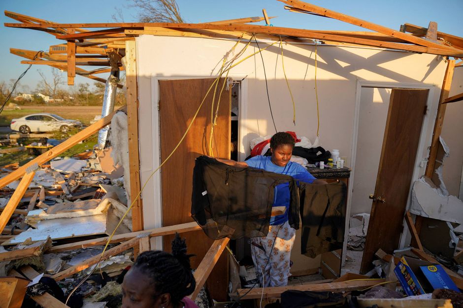 Mindst 25 er dræbt under tornado i Mississippi i USA. Penge er på vej til blandt andet midlertidige boliger.