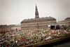 Tusindvis af lærere, elever og sympatisører forsøgte torsdag at råbe de danske politikere op på Christiansborg Slotsplads i forbindelse med skolekonflikten. Foto: Ditte Lysgaard Holm