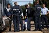 Det danske politi kontrollerer et tog med migranter i Rødekro. Regeringens planer om, at togpersonalet skal foretage id-kontrol, allerede før togene ankommer til Danmark, støder på tysk modstand. Arkivfoto: Gregers Tycho
