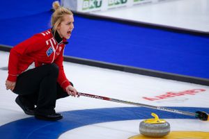 Danmarks kvindelandshold i curling opnår VM-avancement og OL-kvalifikation efter overraskende sejrsstime.