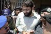 Billedet viser arrestationen af Ahmed Omar Saeed Sheikh den 29. marts 2002 som sigtet for mordet på den amerikanske journalist Daniel Pearl. Han blev senere dødsdømt, men er nu frifundet af højesteret i den pakistanske delstat Sind og efter 18 år på dødsgangen idømt syv års fængsel for kidnapning. De syv år er udstået, og han ventes snarest løsladt. Foto: Aamir Qureshi/AFP