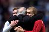 Hjalte Bo Nørregaard – i den United-trøje, han byttede sig til – får en krammer af holdkammerat Tobias Linderoth og Flemming Østergaard, tidligere FCK-boss. Foto: Lars Krabbe