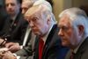 Præsident Donald Trump kaster med verbale bomber mod Nordkorea og forsøger at presse Kina til bruge sin indflydelse overfor diktatoren i Pyongyang før den kinesiske præsident Xi Jinpings besøg på Trumps private klub, Mar-a-Lago, i Florida. Her ses Trump sammen med sin udenrigsminister Rex Tillerson. Arkivfoto Evan Vucci/AP