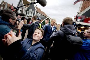 Geert Wilders - leder af Hollands anti-islamiske Frihedsparti - fik en hjertelig modtagelse, da han i sidste uge gjorde et kampagnestop i fiskerbyen.