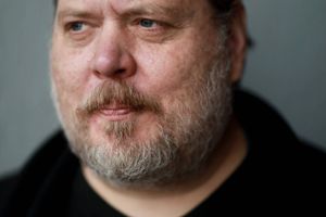 I den nye danske film ”Kagefabrikken” går instruktør Christian Lollike og hovedrolleindehaver Nicolas Bro danskernes fremmedangst og fanatiske forhold til sundhed efter i sømmene. 