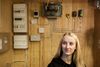 Elektrikerelev Julie Lundby Nielsen ville gerne have været vejledt bedre i mulighederne for at tage en erhvervsuddannelse, mens hun gik på gymnasiet. Hun er nu ved at tage en uddannelse for at blive elektriker, men har tidligere to gange forsøgt at tage den tekniske gymnasieuddannelse htx. Foto: Morten Lau-Nielsen